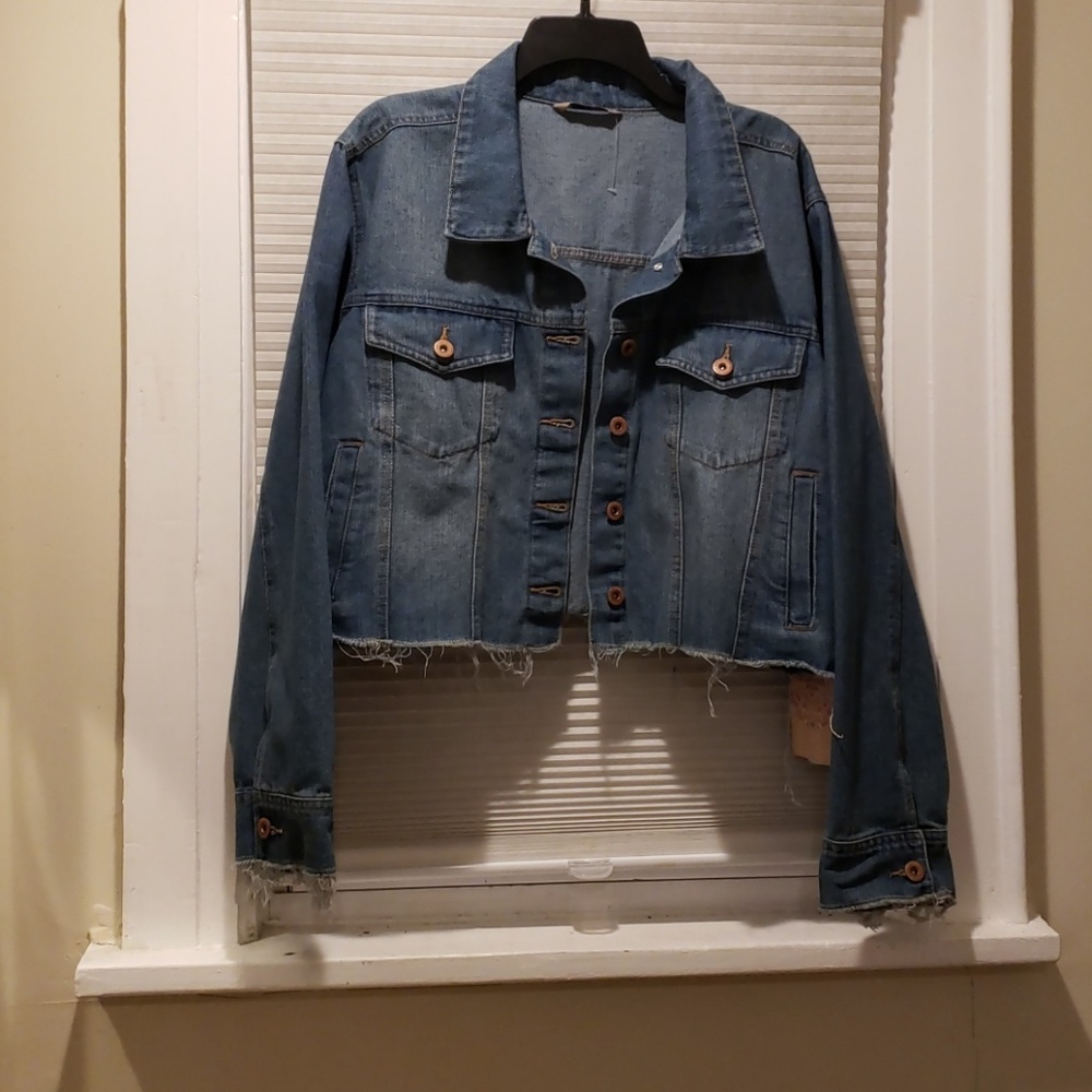 Stylish Cropped Jean Jacket - Picture 1 of 6
